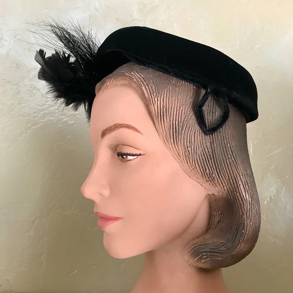 CHIC 1950s BLACK VELVET TOQUE WITH BLACK FEATHER AND CRIN TRIM. main image 9